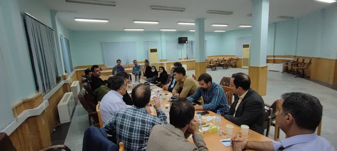 نشست صمیمانه فناوران مستقر در مرکز رشد گچساران با رئیس پارک